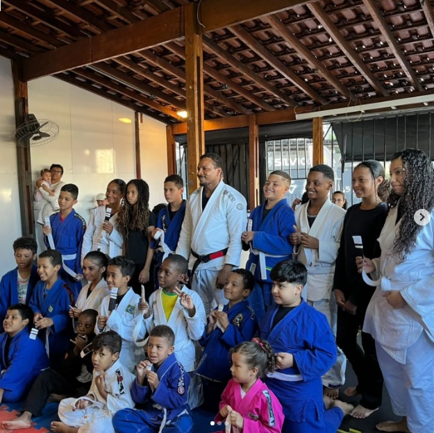 Turma do Projeto Jiu-Jitsu do CEBON com o professor Marcos Salgueiro